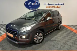Peugeot 3008 gris en 3/4 avant droit, phare et antibrouillard allumés, avec jantes alliage et toit panoramique visible.
