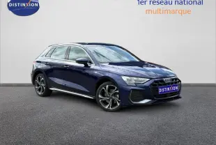Audi A3 Sportback bleu Navarre métallisé en 3/4 avant droit, avec jantes alliage et calandre noire S line.
