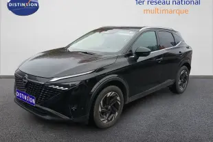 Nissan Qashqai e-POWER 2025 noir Kuro Metal en 3/4 avant droit, avec calandre et phares LED distinctifs.