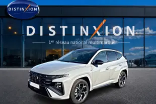 Hyundai Tucson gris shadow en 3/4 avant droit, avec calandre noire et jantes alliage distinctives.