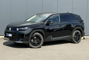 Vue 3/4 avant droite du Citroën C5 Aircross noir Perla avec jantes alliage noires et calandre moderne.