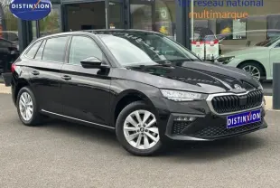 Skoda Scala noir Magic nacré vue 3/4 avant droit, calandre chromée et jantes alu visibles.