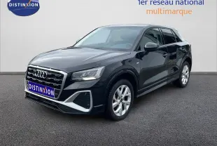 Audi Q2 noir mito metal vue 3/4 avant droit, mettant en valeur sa calandre hexagonale et ses jantes argentées.