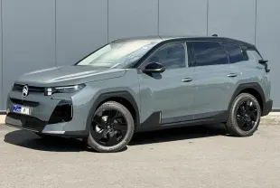 Citroën C5 Aircross 2026 vert Astoria et toit noir, vue 3/4 avant droit avec jantes noires et vitres teintées.