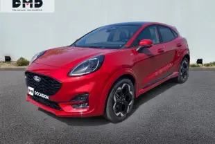 Ford Puma rouge métallisé vue 3/4 avant droit avec jantes alliage et toit ouvrant panoramique.