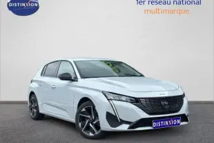 Peugeot 308 blanc Okénite vue 3/4 avant droit, calandre noire distinctive et jantes alliage modernes.