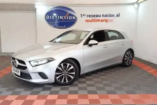 Vue 3/4 avant d'une Mercedes Classe A 180 d Business Line gris clair avec jantes distinctives en concession.