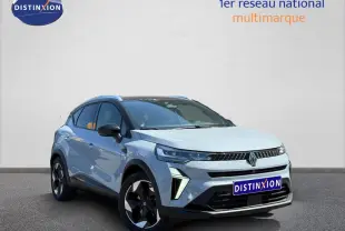 Renault Captur 2025 gris Rafale métallisé vue 3/4 avant avec toit noir et jantes alu noires distinctives.