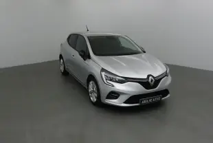 Renault Clio V gris platine vue 3/4 avant droit dans un studio, avec calandre et phares LED distinctifs.