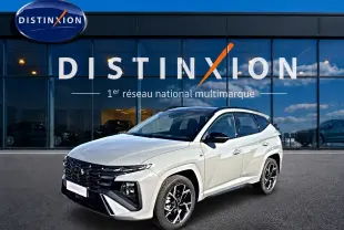 Hyundai Tucson 2026 gris Shadow en 3/4 avant droit avec calandre noire et jantes alu noires.