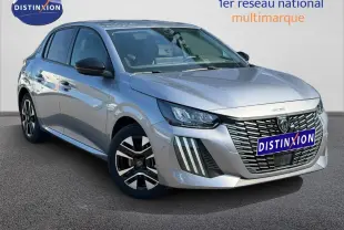 Peugeot 208 gris Artense vue 3/4 avant droit, avec calandre distinctive et jantes alliage noires et argentées.