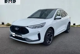 Ford Kuga blanc glacier en 3/4 avant droit avec jantes alu noires et toit ouvrant panoramique visible.