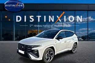 Hyundai Tucson 2026 gris shadow en vue 3/4 avant, avec calandre noire et jantes alliage noires et argentées.
