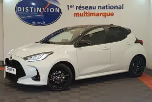Toyota Yaris Hybride 116h Collection blanc vue de profil droit, toit noir et jantes noires distinctives.