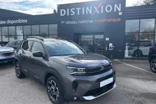 Citroën C5 Aircross gris platinium métal en 3/4 avant droit avec calandre noir brillant et jantes diamantées.