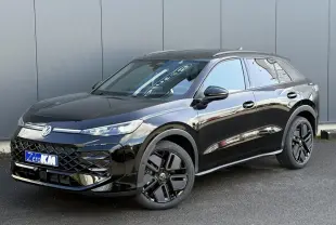 Volkswagen T-Roc 2026 noir ébène en 3/4 avant droit avec jantes noires et hayon électrique visible.