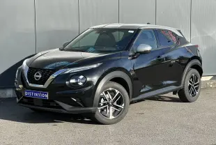 Nissan Juke noir métallisé en 3/4 avant droit, avec jantes alliage et calandre distinctive V-Motion.
