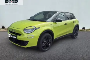 Vue 3/4 avant droite de la FIAT 600 1.2 Hybrid Turbo Sport vert Méditerranéen métallisé avec toit noir et jantes noires.