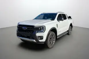 Ford Ranger 2.0 Wildtrak blanc glacier en 3/4 avant droit avec barres de toit et marchepieds visibles.