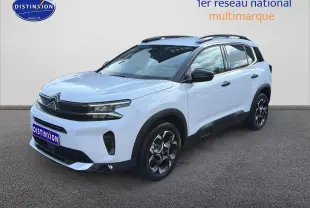 Citroën C5 Aircross blanc vue 3/4 avant droit avec jantes alu et barres de toit noires.