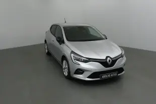 Renault Clio V gris platine vue 3/4 avant droit dans un studio, mettant en valeur ses optiques LED et calandre noire.