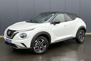 Nissan Juke blanc nacré en 3/4 avant droit, toit noir contrasté et jantes alliage 17 pouces.