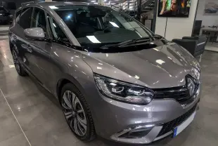 Vue 3/4 avant droit d’un Renault Grand Scénic IV gris Cassiopé, avec jantes alliage et éclairage LED distinctif.