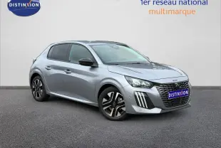 Peugeot 208 gris Artense vue 3/4 avant droit, avec jantes alliage et calandre distinctive noire.