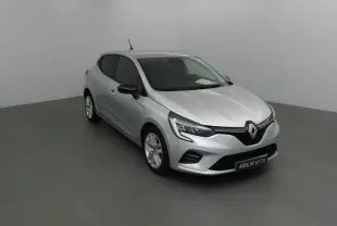 Renault Clio V gris platine vue 3/4 avant droit dans un studio avec phares LED et rétroviseurs noirs.