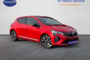 Renault Clio 2025 Rouge Flamme vue 3/4 avant droit avec jantes alu et calandre chromée sur fond neutre.