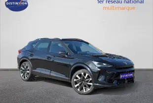 Vue 3/4 avant droit d'un CUPRA Formentor 1.5 eTSI Hybrid noir minuit métallisé avec jantes distinctives et toit ouvrant.