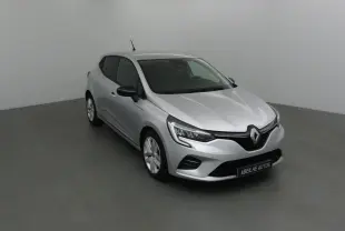 Renault Clio V gris platine vue 3/4 avant droit dans un studio, avec calandre noire et phares LED marqués.