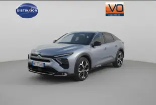 Citroën C5 X gris clair en 3/4 avant droit, avec jantes alliage et phares LED distinctifs.