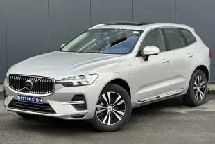 Volvo XC60 T6 AWD gris silver en 3/4 avant droit, avec jantes alliage et toit ouvrant panoramique visible.