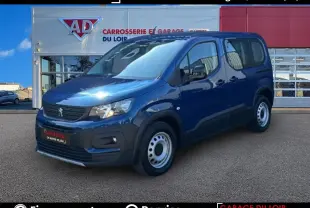 Peugeot Rifter bleu en 3/4 avant droit, avec jantes tôles et porte latérale coulissante visible.