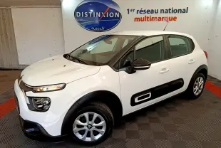 Citroën C3 blanche vue 3/4 avant droit avec protections latérales noires et jantes alliage.