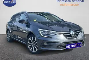 Renault Mégane Break gris titanium vue 3/4 avant avec jantes alu et calandre chromée distinctive.