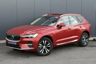Volvo XC60 T6 AWD PHEV rouge Fusion en 3/4 avant droit, jantes alliage et toit ouvrant panoramique visibles.