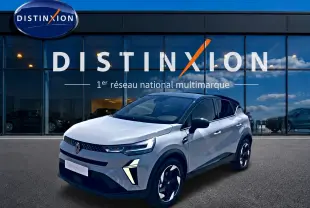 Renault Captur 1.2 TCe 115 Techno 2026 en 3/4 avant, couleur Rafale avec toit noir et jantes alu distinctives.