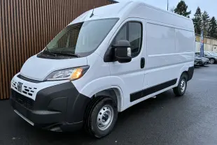 Fiat Ducato Fourgon blanc en vue 3/4 avant droit, phare allumé et pare-chocs noir contrastant visible.