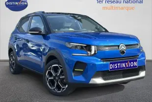 Citroën C3 1.2 Turbo 100ch MAX en Bright Blue avec toit noir, vue 3/4 avant mettant en valeur les jantes alu et phares LED.