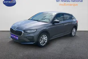 SKODA SCALA gris magnétique métal en 3/4 avant droit, mettant en valeur ses lignes modernes et ses jantes alliage.