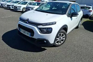 Citroën C3 Société blanche vue en 3/4 avant droit, avec calandre noire et jantes alliage sur parking.