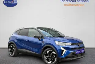 Renault Captur 1.0 Eco-G 100ch Techno 2025 en bleu Iron/noir étoilé, vue 3/4 avant avec jantes noires distinctives.
