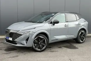 Nissan Qashqai 2025 gris Ceramic en 3/4 avant droit avec toit noir panoramique et jantes alliage noires.