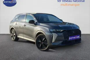 DS7 E-TENSE 225ch gris Titane vu en 3/4 avant droit, avec calandre noire et feux LED distinctifs en forme de griffes.