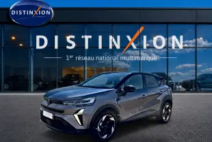 Renault Captur 2026 gris Cassiope toit noir en 3/4 avant droit, avec jantes alu et feux LED distinctifs.