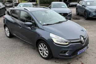 Renault Clio IV Estate TCE 90 Energy Intens gris titanium vue 3/4 avant avec jantes alliage et feux LED allumés.