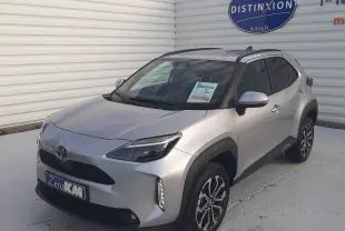 Toyota Yaris Cross 130H Design gris minéral vue 3/4 avant droit avec toit noir et jantes bi-ton.