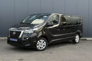 Nissan Primastar noir métal vu en 3/4 avant droit, avec vitres latérales teintées et jantes alliage.